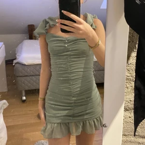 Grön zara klänning  - Grön zara klänning i storlek xs, tyvär aldrig använt❤️Perfekt till sommar 
