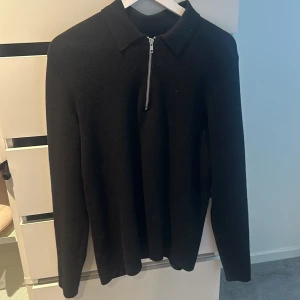 Samsoe Samsoe tröja - Svart samsoe samsoe stickad tröja, manstorlek medium men jag som tjej har använt den jätte mycket och jag har storlek medium i vanliga fall, fint skick