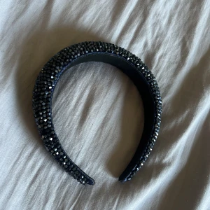 Diadem - Diadem med pärlor/ kristaller på💙