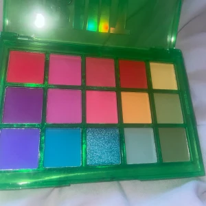 Ögonskugspalett  - Säljer en ögonskuggspalett miss lara som är helt ny endast testat lite på armen skriv för frågor 🥰