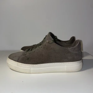 Mockaskor Selected Homme - Säljer ett par Mockaskor från Selected Homme i bra skick. Skorna är fräscha och har mycket kvar att ge men tecken på användning finns såsom slitningar på insidan av skon i hälen.  Nypris: 1200 kr  Ganska små i storleken så snarare storlek 40 än 41.