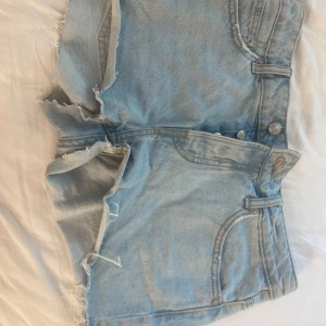 Jeans shorts  - Säljer dessa super fina jeans shortsen då jag har flera jag gillar💓Använda få gånger och i super bra skick💗 Pris går att diskutera 