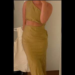 Guld/senapsgul superfin lång klänning. Som både kan användas till finare tillställningar. Storlek xs. Från Asos. Nypris 1000