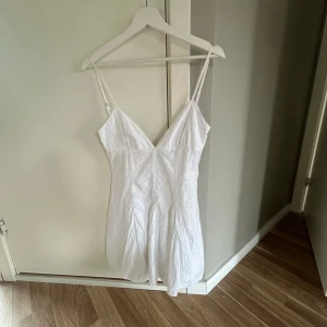 Zaraklänning  - Säljer denna somriga klänning från zara som är köpt i Italien för två år sedan, den är i storlek s men skulle säga att den även passar xs💕💕skriv gärna för fler bilder🥰