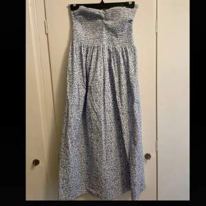 Säljer denna oroligt söta slingriga klänningen från HM💖💖 Glöm inte kika in min profil för fler somriga klänningar!💜💘