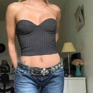 Randig topp - Fin randig topp. På fjärde bilden syns att lappen är av på mitten, men inget som syns när man har på sig den såklart. :)