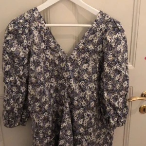 Klänning - Helt oanvänd.