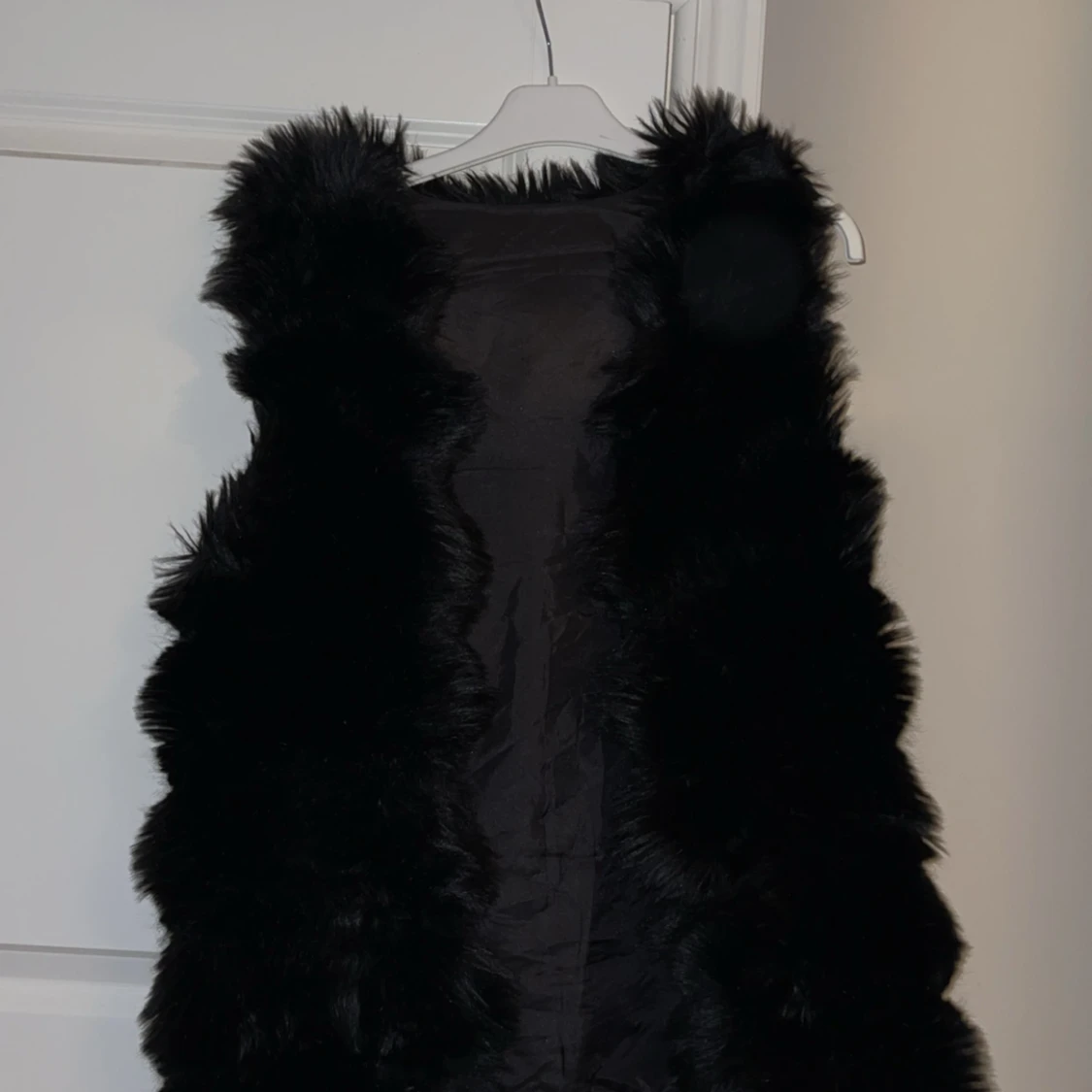 Svart pälsväst