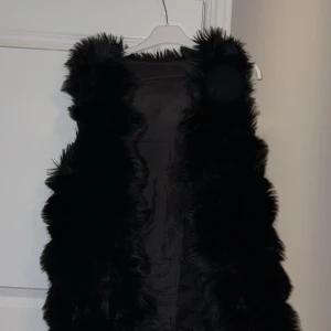 Svart pälsväst - Svart pälsväst med fickor i storlek S. Aldrig använd så i bra skick! 