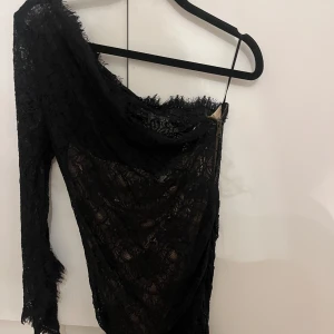 Spets Klänning  - Spetsklänning i strl 38, passar en S eller en liten M 🎀 Använd 1 gång. Köparen står för frakten men finns även att hämta i Halmstad/Laholm 🌟