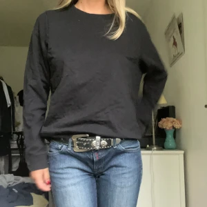 Svart sweatshirt  - Svart sweatshirt, skick som på bilderna. :)