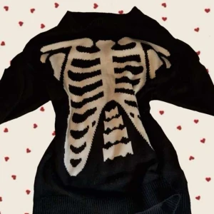 Oversized Skelett Tjock Tröja - Knappast använd och i bra skick 💗 Någon tråd har gått av, men är bort klippt och har inga andra problem. Kontakta gärna innan köp 💗🫶 Passar storlek XS-L. XS-M kommer att vara mera oversized än L.