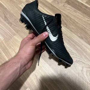 Nike mercurial vapor 11 - Nike mercurial vapor 11 tech craft 2.0  Storlek 44  Skick 8/10  Innesulor saknas.     Kom PM ifall ni vill köpa.