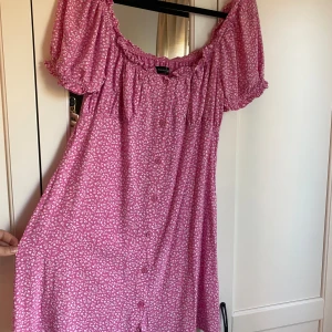 Sommarklänning - Söt sommarklänning som aldrig kommer till användning, fint skick 💗 minns ej vart den är köpt 
