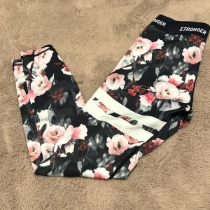 Stronger tights  - Säljer dessa fina tights från Stronger! Säljer de då de inte kommer till användning. De är i fint skick men väl använda. Pris kan diskuteras!💕