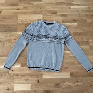 Tjena! Säljer nu denna snygga tröja från märket Ellos | Köpt på Zalando och den kommer ej till användning! | Skick 9,5/10 | Storlek Medium (M) | Hör av er vid frågor och funderingar! Mvh Mackan 🍾