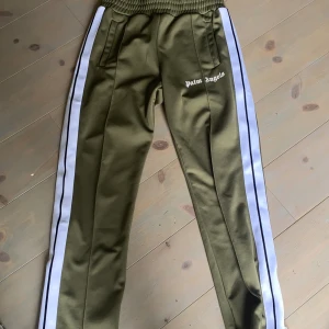 Palm angels byxor  - Säljer nu mina Palm angels byxor då jag aldrig använder dom. De är nästan helt nya o köpte på GarmsMarket. Nypris 2400kr, säljer för 1499. Hör av er vid minsta intresse 