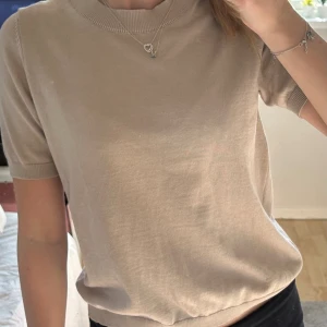 stickad t-shirt  - beige stickad t-shirt från lindex i strl xs  frågor? skriv till mig så löser vi 💗
