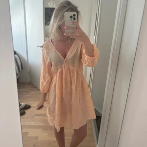 Klänning  - Säljer denna klänning från HM💕💖 Glöm inte kika in min profil för fler somriga klänningar!💜första lånad bild