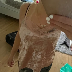 Rosa linne - Jättefint rosa linne i sammet!💕 I bra skick