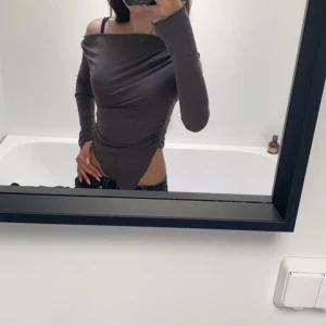 Sido axlad tröja  - Ganska tunn, sitter bra, använd ett fåtal ggr bra skick storlek xs/xxs brun/grå