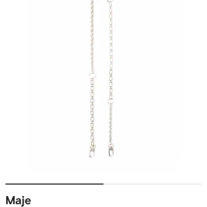 Maje kedja lång - Nyskick använd va två gånger, säljer då ja endast använder den korta kedjan. Villig att gå ner i pris vid snabb affär💕 Nypris 1099kr Längd 123cm 