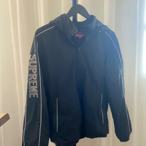 Supreme jacka  - Supreme jacka i bra men använt skick