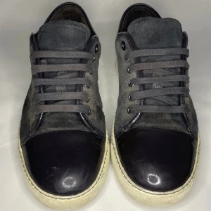 Lanvin UK7 - Säljer dessa feta lanvins i gott skick, färg elephant gray, storlek 42, skick 8/10, ingen låda eller dustbag, Pris går självklart att diskuteras!