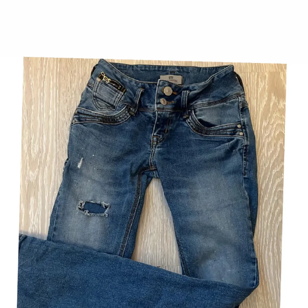 lånade bilder! säljer dessa jätte fina jeans pågrund av att dom är för stora för mig, jätte fint skick, kp för storlek och fler bilder  . Jeans & Byxor.