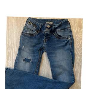 lånade bilder! säljer dessa jätte fina jeans pågrund av att dom är för stora för mig, jätte fint skick, kp för storlek och fler bilder  