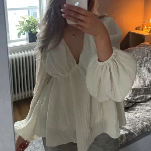 Blus NAKD - Supersöt blus från nakd! 💓 storlek 34, passar mig som brukar ha S! Nypris 399, finns ej kvar på hemsidan! 160kr 💓