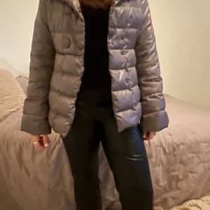 Henro liknande jacka - Säljer nu min fina herno liknande jacka då den inte kommit till användning så mycket. Endast använd ett fåtal gånger och finns inga tecken på användning. Perfekt till våren😊