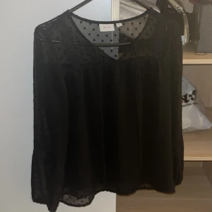 blus  - säljer denna svarta blusen från vila💓 super bra skick har använd 2 ggr och passar till allt💓 säljer för jag är inte så förtjust i blusar därför säljer jag vidare💓 super bra skick och inte skador eller något 