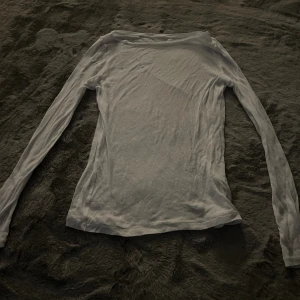 Intimissimi  - En helt ny intimissmi tröja som tyvärr var för stor för mig. Fick den i julklapp och kunde inte skickas tillbaka. Har inte velat sälja men den kommer inte till användning 