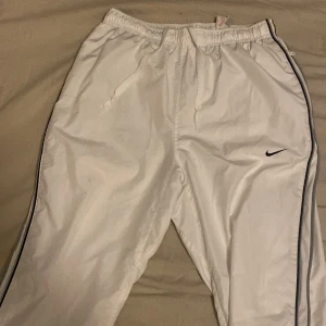 Vintage nike byxor - Byxorna är i bra skick. Storleken är S men fungerar för M också. 