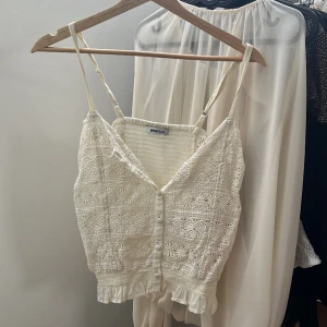 Gina Tricot topp - Topp i spets från Gina Tricot. Notera att toppen är från en äldre kollektion, men är fortfarande i ok skick. Dock inga synliga defekter! Liten i storleken. 