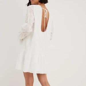 Studentklänning nakd  - Säljer min helt nya (prislapp kvar) fina studentklänning💖💕🩷 helt slutsåld och säljer för jag redan har den i en annan storlek💛🌟