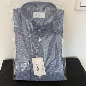 NY ETON skjorta - Helt Ny ETON skjorta. Storlek: 38 Slim Modell: extreme cut away krage 100% Bomull 