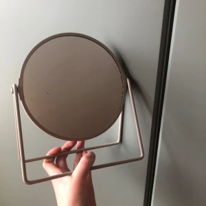 Spegel från Åhléns - Spegeln är i nyskick då jag har använt den väldigt lite för att jag hittade en annan. Orginalpris 129 kr. 