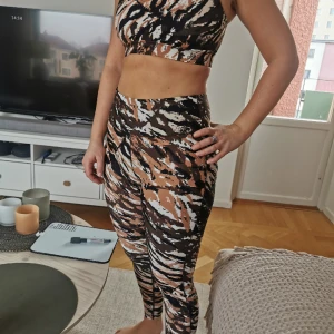 Träningsset  - Set med tights o bh från casall, aldrig använda. 