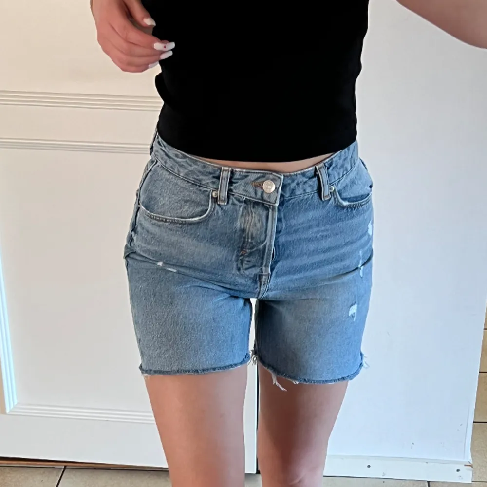 Jeans shorts från zara som inte kommer till användning, nyskick. Storlek 38 passar mig som normalt bär storlek S. Skriv vid intresse eller frågor.. Shorts.