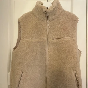 Teddyväst - Otroligt fin teddyväst i nycksick, perfekt till nu till våren. Strl S från &other Stories