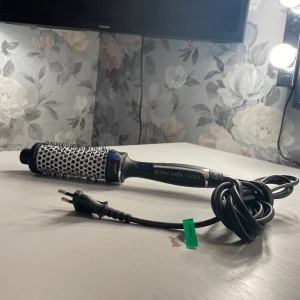 Björn Axén värmeborste - Björn Axén värmeborste i storleken 38 mm 🩶 Använd knappt 2 gånger, så nästan oanvänd 