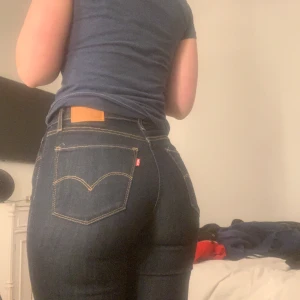 Levis Bootcut Jeans 725 - Levis Bootcut 725 i storlek 26. Dom sitter perfekt på mig som är 158cm lång. Jag köpte jeansen för 1,5 år sen men endast använt två gånger. Inga slitningar eller hål dom är som sprillans nya. Köpte i Levis butik för 1200💞