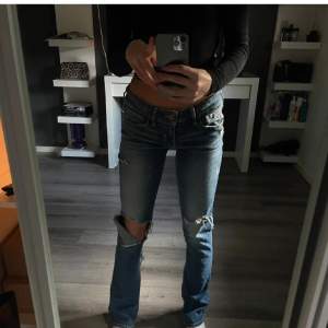 Skitsnygga jeans från Hollister. Relativt små i storleken! Innerbenslängd: 75 cm, midjemått 70cm💕💕