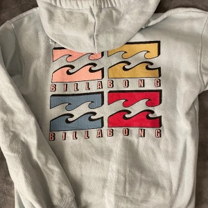Hoodie från billabong - Ljusblå hoodie med tryck ibak. Fint skick