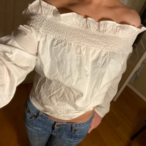 Gina tricot blus - Skitsnygg blus från Gina tricot, andvänder den inte alls så därför jag säljer. Hade nog behövts strykas på bilderna men den är jättefin och perfekt för våren/sommaren💗 skriv för mer bilder💞