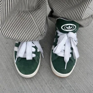 Campus 00 - Intressekoll!  Helt oanvända Campus 00 i grön. Ligger fortfarande i lådan med taggar kvar. Köpt på adidas egna hemsida💕 Byta mot ett par i grått?