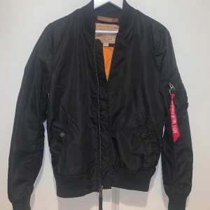 Alpha Industries Jacka - Säljer denna Alpha Industries Jacka i svart med orangea detaljer på insidan. Jättebra skick! Storlek small. Skriv för fler bilder eftersom det bara får plats 3 i annonsen. Mitt pris: 500 Nypris: 1800kr