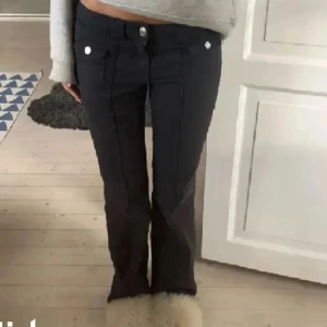 Hm jeans  - Super eftertraktade jeans som är slutsålda överallt! De är de svarta 💓 jätte bra skick & strl 36 men är väldigt stretchiga så passar även 32-38 💓